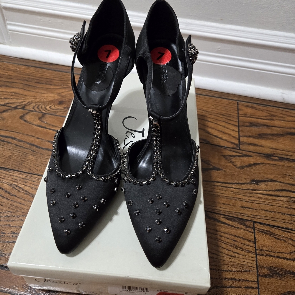 Brand new Essence shoes SIZE 7